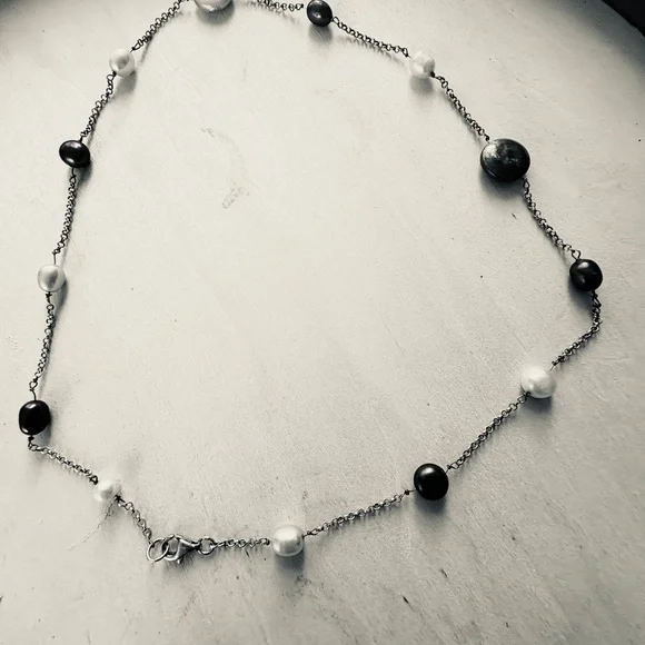 Alternating Black and White Pearl Station Necklace - Timeless Elegance - Picture 4 of 4